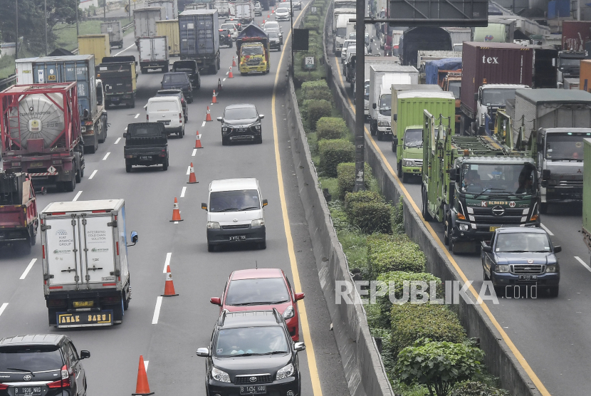 PT Jasa Marga (Persero) Tbk kembali memperbaiki tiga titik jalan di Ruas Tol Jakarta-Cikampek menggunakan teknik rigid pavement usai menyelesaikan pekerjaan serupa untuk titik yang berbeda pada pekan lalu.
