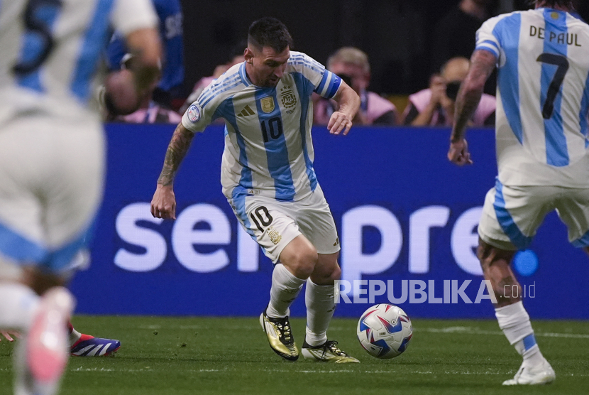 Pemain Argentina Lionel Messi (tengah).