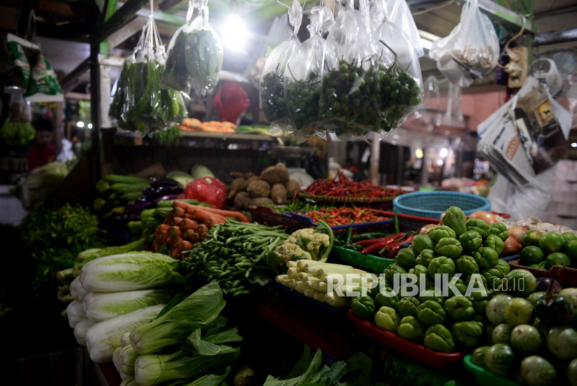 Pedagang menata dagangannya di Pasar Tebet Timur, Jakarta (ilustrasi). Pedagang pasar menjadi salah satu kelompok masyarakat yang mendapat prioritas pertama untuk divaksin Covid-19.Prayogi/Republika.