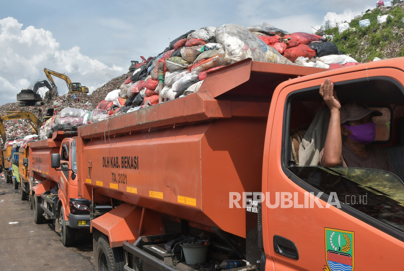 Truk sampah di Kota Palembang saat ini hanya bisa angkut 900 dari 1.180 ton sampah.
