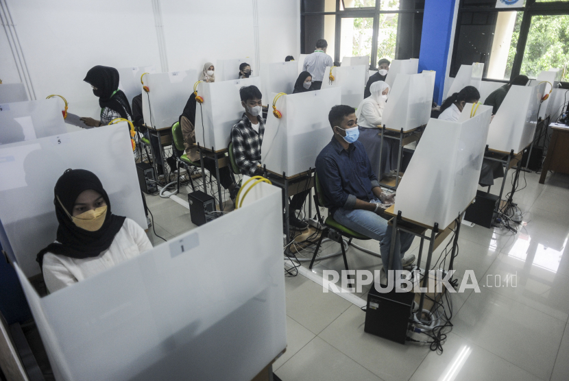 Sejumlah peserta menunggu waktu pelaksanaan Ujian Tulis Berbasis Komputer Seleksi Bersama Masuk Perguruan Tinggi Negeri (UTBK SBMPTN) di Universitas Negeri Jakarta (UNJ), Jakarta, Selasa (17/5/2022). Sebanyak 29.120 peserta mengikuti UTBK SBMPTN 2022 di UNJ yang berlangsung dalam dua gelombang. Gelombang pertama digelar pada 17-23 Mei dan gelombang kedua 28 Mei-3 Juni 2022. Republika/Putra M. Akbar