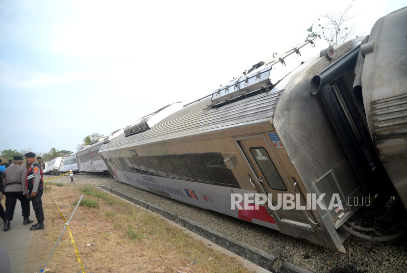 Gerbong Kereta Api Argo Semeru anjlok di Stasiun Kali Menur, Sentolo, Kulonprogo, Yogyakarta, Selasa (17/10/2023). 