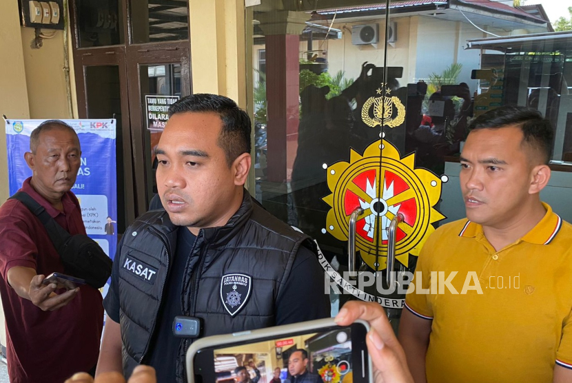 Kasat Reskrim Polres Indramayu, AKP Hilal Adi Imawan, di Mapolres Indramayu, saat menjelaskan kejadian perampokan agen BRILink, Jumat (19/7/2024). 