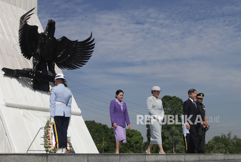 Kaisar Naruhito dan Permaisuri Masako mengunjungi TMP Kalibata, Jakarta, Selasa (20/6/2023). Sejarawan Bekasi mengajak Kaisar Naruhito untuk tabur bunga di Kali Bekasi.