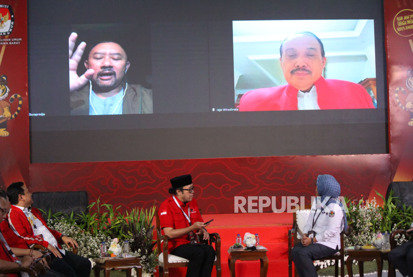 Pasangan cagub-cawagub Jawa Barat (Jabar), Jeje Wiradinata dan Ronald Surapraja menyampaikan sambutan secara daring saat pendaftaran, di KPU Jabar, Kamis (29/8/2024).