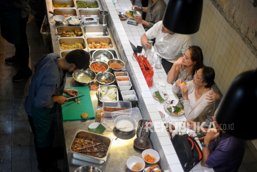 Pengunjung menyantap hidangan di rumah makan. Sekitar 87 persen peserta di seluruh dunia sudah menikmati makanan yang dikonsumsi. 