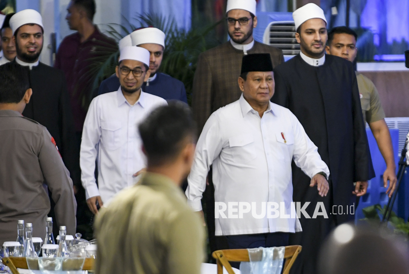 Presiden Prabowo Subianto (kedua kanan) bersama Ustaz Adi Hidayat (kedua kiri) menghadiri buka puasa bersama Kabinet Merah Putih di Kompleks Istana Kepresidenan, Jakarta, Jumat (21/3/2025). Presiden Prabowo Subianto menggelar buka puasa bersama jajaran Kabinet Merah Putih usai memimpin sidang kabinet paripurna. 