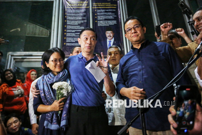Mantan Menteri Perdagangan Tom Lembong saat keluar dari Rutan Cipinang, Jakarta, Jumat (1/8/2025). Tom disambut sahabatnya Anies Baswedan.