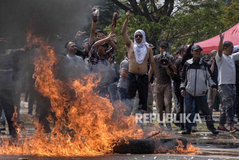 Massa membakar ban saat simulasi Sistem Pengamanan Kota (Sispamkota) di Lapangan Tegallega, Kota Bandung, Jawa Barat, Rabu (4/10/2023).