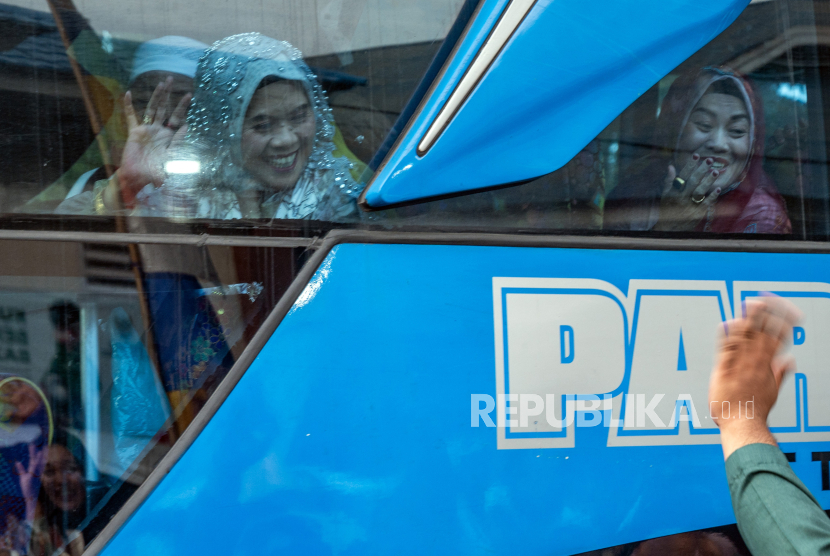 A number of pilgrims greet their families from inside the bus upon arrival at Haji Transit Hostel in Palu, Central Sulawesi, Tuesday (9/7/2024). Pilgrims from Palu City who were part of kloter 9 through Balikpapan embarkation of 326 people experienced a 28 hour delay in return that was supposed to arrive in Palu on Monday (8/7), but only arrived on Tuesday (9/7) due to the delay of the Garuda plane transporting them from Medina, Saudi Arabia.