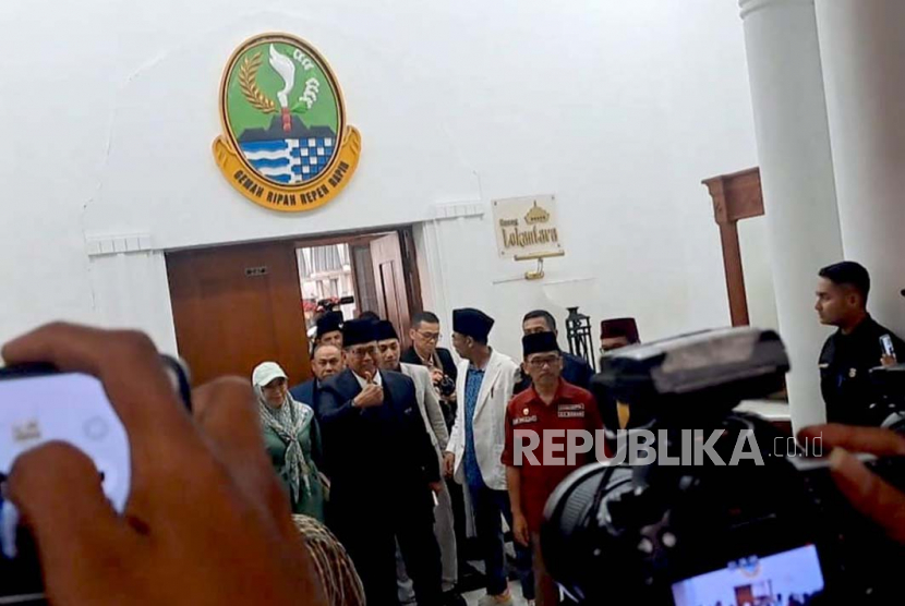 Pimpinan Ponpes Al-Zaytun, Panji Gumilang, hadir ke Gedung Sate, Kota Bandung untuk memenuhi panggilan yang dilayangkan oleh tim investigasi, Jumat (23/6/2023) sekitar 16.09 WIB. Panji hadir melalui pintu belakang Gedung Sate. 