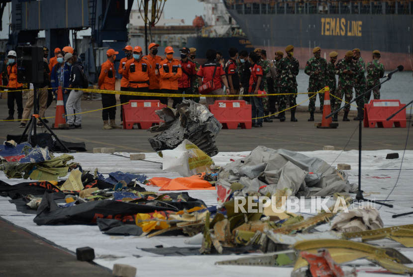 Temuan serpihan pesawat Sriwijaya Air SJ 182 yang berhasil ditemukan Tim SAR Gabungan diperlihatkan di Dermaga JICT 2, Jakarta, Senin (11/1). Foto : Edwin Putranto/Republika
