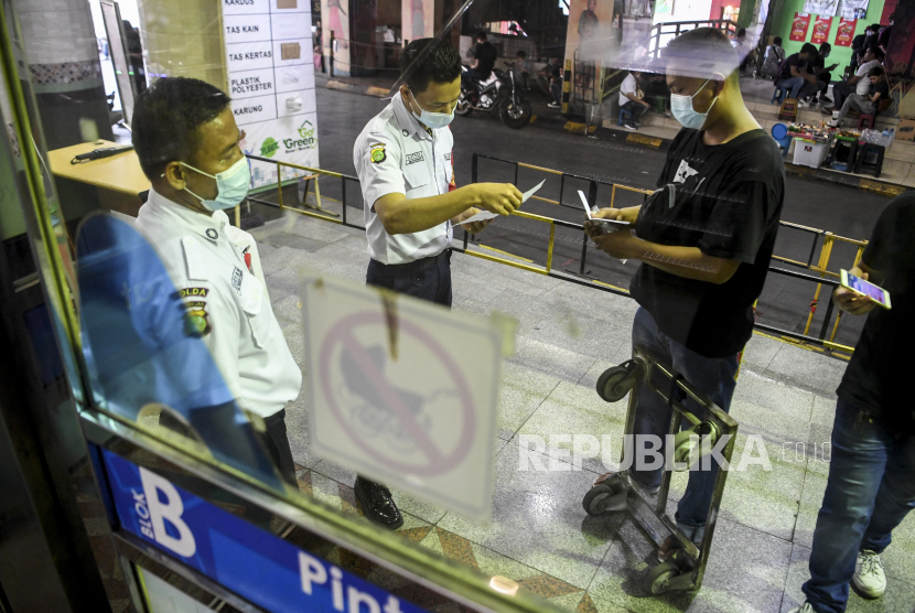  Satuan Polisi Pamong Praja (Satpol PP) Jakarta Pusat (Jakpus) melakukan patroli pengawasan penerapan sertifikat vaksin di dua pusat perbelanjaan pada Kamis (12/8) sore (ILUSTRASI).