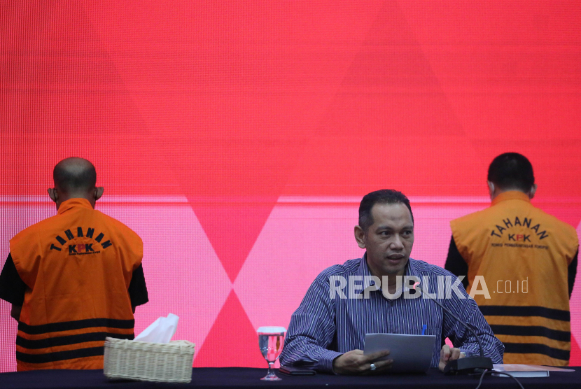 Wakil Ketua KPK Nurul Ghufron (tengah) memberikan keterangan pers terkait penahanan tersangka dugaan korupsi penyaluran bantuan sosial beras di Kementerian Sosial 