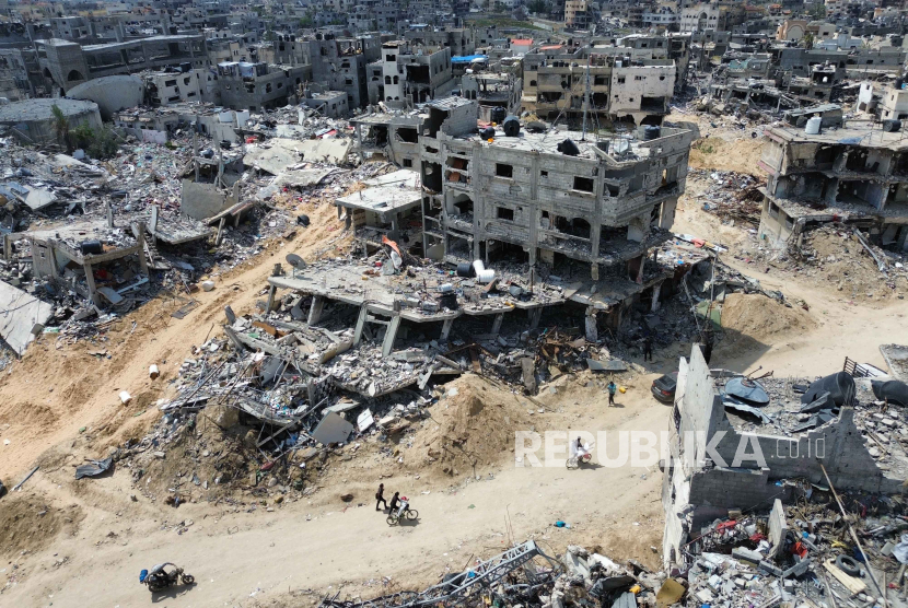 Pemandangan udara yang diambil dengan drone menunjukkan kehancuran umum di kota Khan Yunis di Jalur Gaza, setelah penarikan tentara Israel dari wilayah tersebut, pada 14 April 2024. 