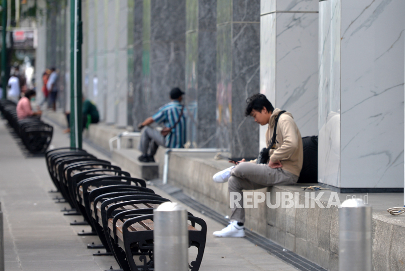 Pengunjung duduk di depan Mal Malioboro, Yogyakarta (ilustrasi).