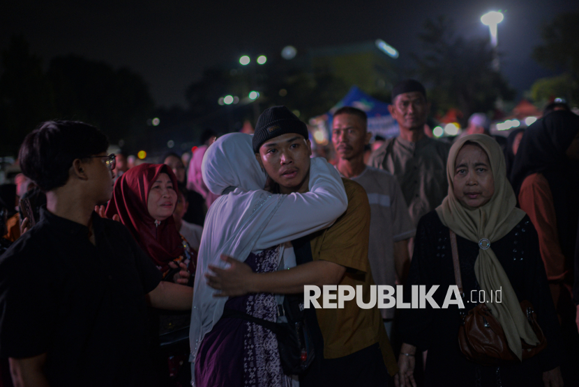 Calon jamaah haji dari kloter 62 embarkasi Jakarta dan kloter 61 embarkasi Jakarta-Bekasi berpamitan dengan keluarganya saat tiba di Asrama Haji Pondok Gede, Jakarta, Jumat (30/5/2025). Sebanyak 292 jamaah dari embarkasi Jakarta dan 247 jamaah dari embarkasi Jakarta-Bekasi yang merupakan kloter terakhir jamaah haji akan menjalani pemeriksaan kesehatan akhir, kelengkapan administrasi hingga pengarahan manasik haji, sebelum diberangkatkan pada Sabtu 31 Mei besok melalui Bandara Soekarno Hatta, Tangerang, Banten.