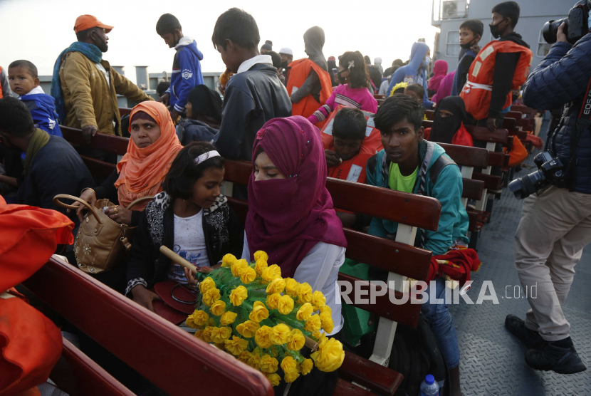 Sekelompok pengungsi Rohingya di atas kapal angkatan laut saat mereka pindah ke Pulau Bhashan Char, di Chittagong, Bangladesh 29 Desember 2020. Kelompok kedua pengungsi Rohingya dipindahkan ke pulau Bhashan Char di bawah distrik Noakhali.