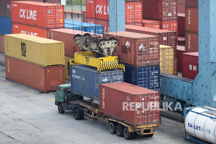  Sebuah truk membongkar peti kemas di Terminal Peti Kemas Pelindo di Pelabuhan Tanjung Priok, (ilustrasi).