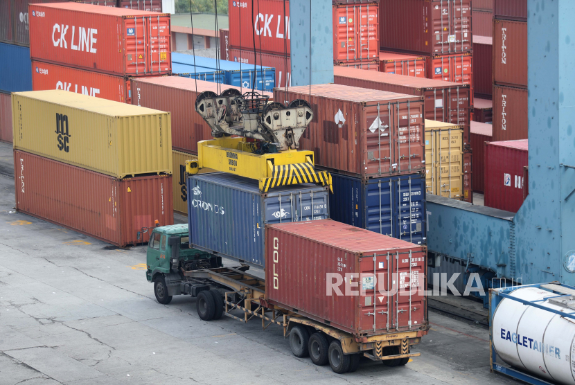  Sebuah truk membongkar peti kemas di Terminal Peti Kemas Pelindo di Pelabuhan Tanjung Priok, Jakarta. PT Pelabuhan Indonesia (Persero) atau Pelindo setelah resmi merger menetapkan program untuk menciptakan pelabuhan yang ramah lingkungan. Transisi menuju pelabuhan hijau kini terus dirajut dengan membangun standarisasi baru serta kolaborasi, salah satunya dengan Port of Los Angeles (LA).