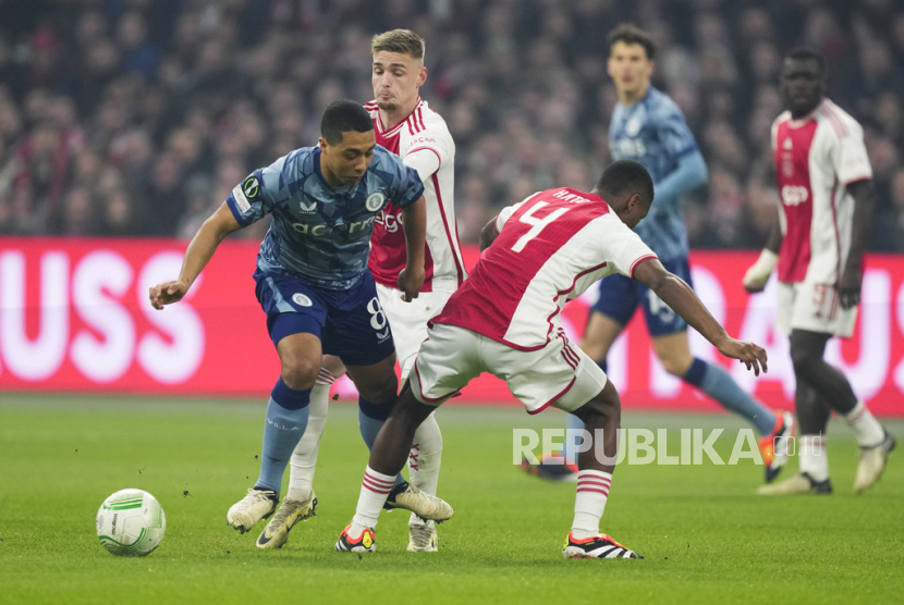 Aston Villa Youri Tielemans, left, vies for the ball with Ajax Jorrel Hato during the Europa Conference League round of 16 first leg soccer match between Ajax and Aston Villa at Johan Cruyff ArenA stadium in Amsterdam, Netherlands, Thursday, March 7, 2024.