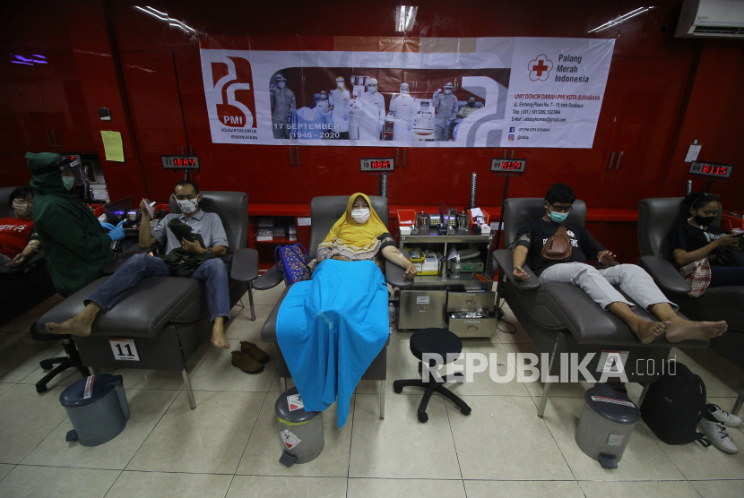 Petugas melayani pendonor di ruang donor darah Unit Transfusi Darah (UTD) Palang Merah Indonesia Kota Surabaya, Jawa Timur, Kamis (17/9/2020). PMI Kota Surabaya memberikan cenderamata berupa boneka kepada pendonor sebagai bentuk apresiasi karena telah mendonorkan darahnya di tengah pandemi COVID-19 sekaligus dalam rangka memperingati HUT ke-75 PMI.