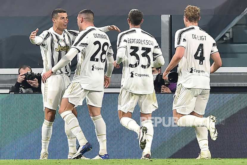  Juventus Cristinao Ronaldo (kiri) bergembira usai mencetak keunggulan 2-0 pada pertandingan sepak bola Serie A Italia Juventus FC vs Cagliari Calcio di stadion Allianz di Turin, Italia, 21 November 2020.