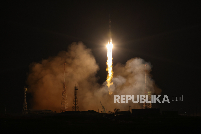  Foto selebaran yang disediakan oleh situs resmi Perusahaan Antariksa Negara Rusia ROSCOSMOS menunjukkan peluncuran roket pembawa Soyuz-2.1a dengan pesawat ruang angkasa tak berawak Soyuz MS-23 ke Stasiun Luar Angkasa Internasional (ISS) dari kosmodrom Baikonur yang disewa Rusia, Kazakhstan,Jumat (24/2/2023) 