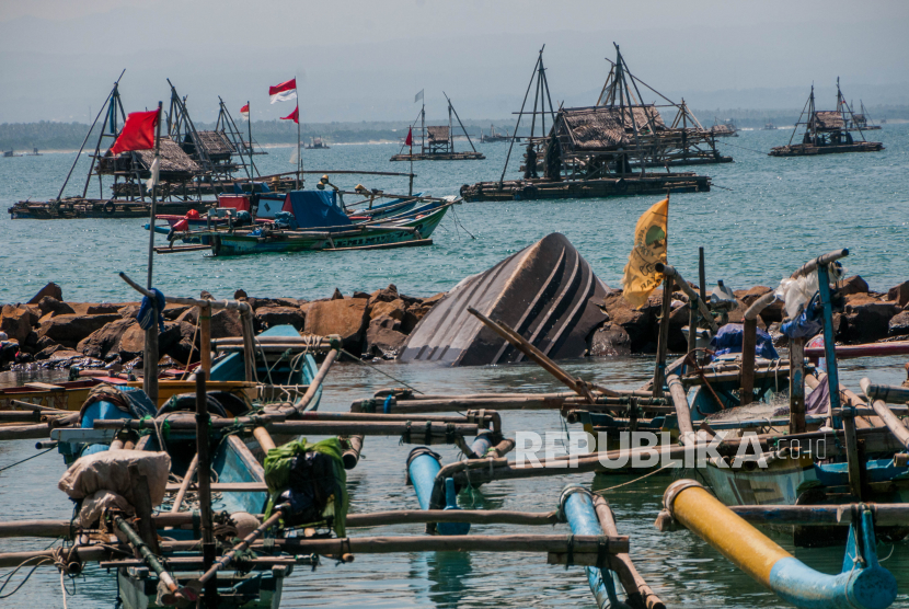 Personel patroli Penjagaan Laut dan Pantai (PLP) Tanjung Priok mencegah laju tiga kapal nelayan pada Ahad (9/5). [Foto ilustrasi kapal nelayan]