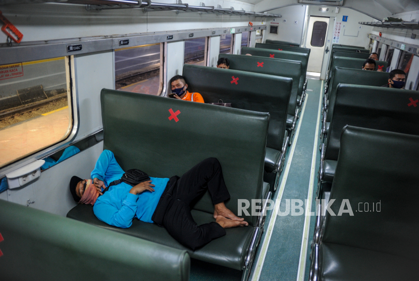 Penumpang menunggu keberangkatan kereta api di Stasiun Bandung, Jawa Barat, Kamis (1/10). Sejumlah sektor BUMN terdampak pandemi, salah satunya infrastruktur yang berkaitan dengan transportasi seperti PT KAI.