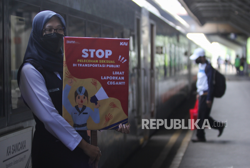 Petugas membawa poster kampanye cegah tindak kekerasan seksual di kereta api di Stasiun Gubeng Surabaya, Jawa Timur.