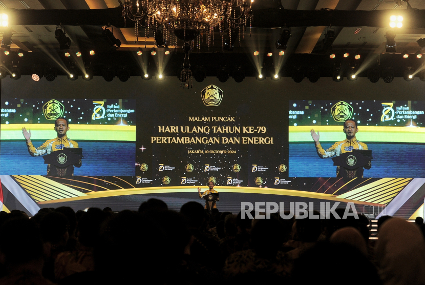 Menteri ESDM Bahlil Lahadalia menyampaikan paparan saat penghargaan Subroto Award 2024 di Jakarta, Kamis (10/10/2024). Memperingati Hari Ulang Tahun Pertambangan dan Energi ke-79 Kementerian ESDM menyelenggarakan penganugerahan penghargaan Subroto Award 2024 sebagai bentuk apresiasi kepada pemangku kepentingan di sektor ESDM yang memiliki kinerja terbaik.