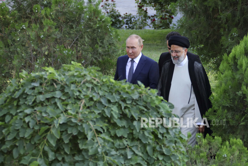 Dalam foto yang dirilis oleh situs resmi kantor Kepresidenan Iran, Presiden Rusia Vladimir Putin, kiri, dan timpalannya dari Iran Ebrahim Raisi berjalan di istana kepresidenan di Teheran, Iran, Selasa, 19 Juli 2022.