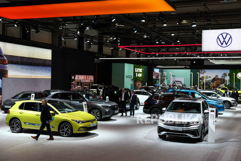 Stand Volkswagen saat peresmian Brussels Motor Show 2023, di Brussels, Belgia.