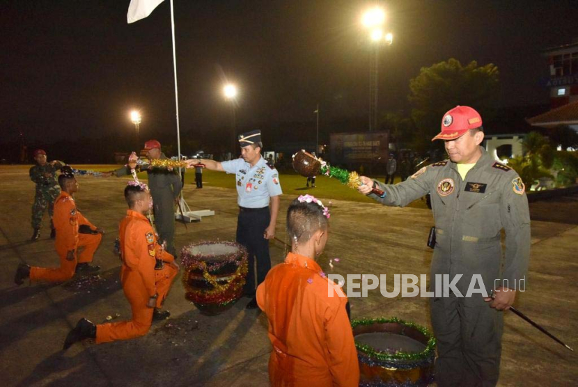 Sebanyak 33 Siswa Sekolah Penerbang  A-100/ PSDP Penerbang TNI A-33  melaksanakan tradisi penyerahan brevet penerbang di Base Ops Lanud Adisutjipto Yogyakarta, Senin (31/7/2023).