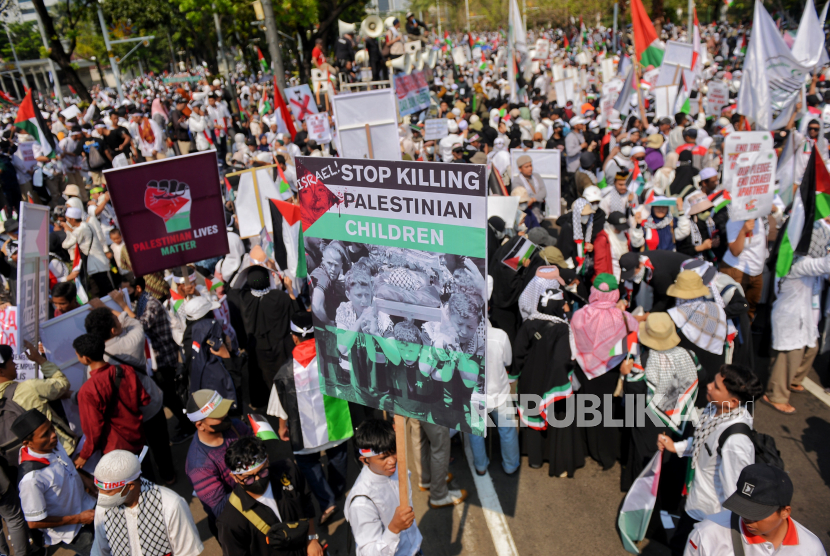 Massa dari berbagai ormas Islam dan kepemudaan menggelar aksi damai bela Palestina di depan Gedung Kedutaan Besar Amerika Serikat, Jalan Medan Merdeka Selatan, Jakarta Pusat, Sabtu (28/19/2023) 