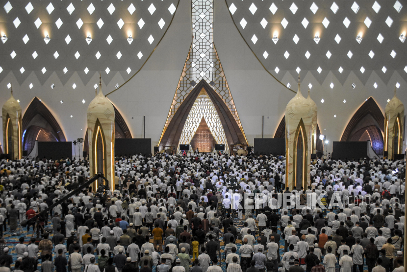 Umat muslim melaksanakan Shalat Jumat di Masjid Raya Al Jabbar, Gedebage, Kota Bandung, Jumat (30/12/2022). Naskah Khutbah Jumat: Jangan Sombong