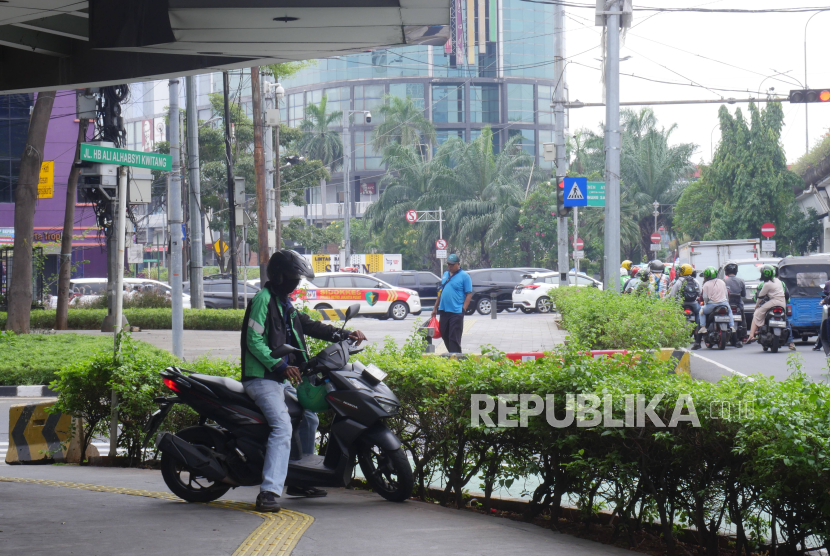 Ojek online berada di Kawasan Kwitang, Senen, Jakarta, Kamis (13/6/2024). Ribuan ojek online (ojol) di Jakarta, Bogor, Depok, Tangerang, Bekasi bakal melakukan demonstrasi dan aksi off bid pada Kamis.