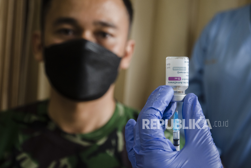 Petugas tenaga kesehatan mengambil Vaksin COVID-19 AstraZeneca untuk disuntikkan kepada prajurit TNI-AU di Gedung Perawatan Umum Lanud Husein Sastranegara, Bandung, Jawa Barat, Kamis (1/4/2021). Sedikitnya 130 ribu vaksin COVID-19 AstraZeneca tahap 1 telah disuntikkan kepada Prajurit dan PNS TNI-AU di wilayah Kota Bandung guna meningkatkan kekebalan imunitas dalam percepatan program serbuan vaksin AstraZeneca kepada seluruh Prajurit TNI di Indonesia. 