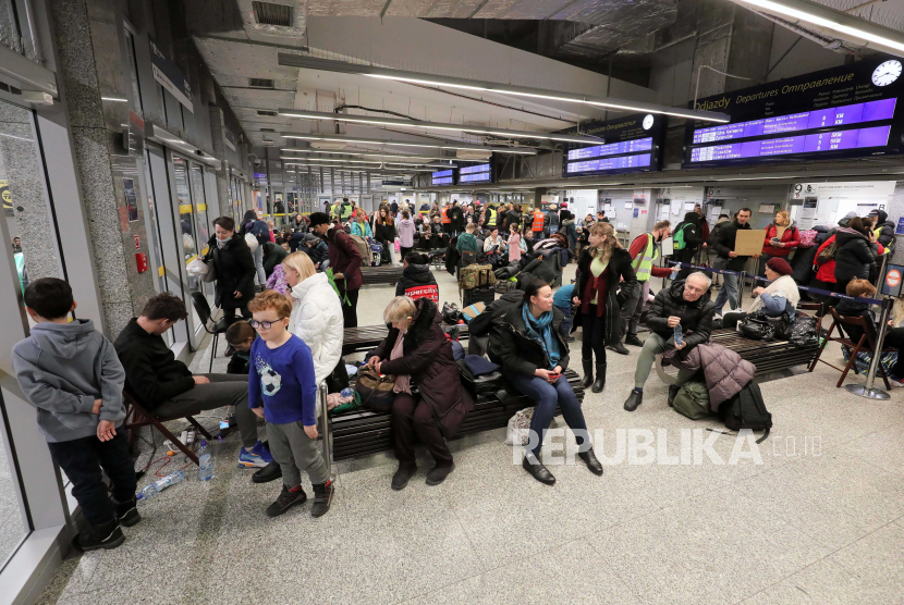 Pengungsi Ukraina beristirahat di stasiun kereta Warszawa Wschodnia (Warsawa Timur) di Warsawa, Polandia (Ilustrasi). Pengungsi Suriah dan Arab mendapat perlakuan berbeda dari pengungsi Ukraina   