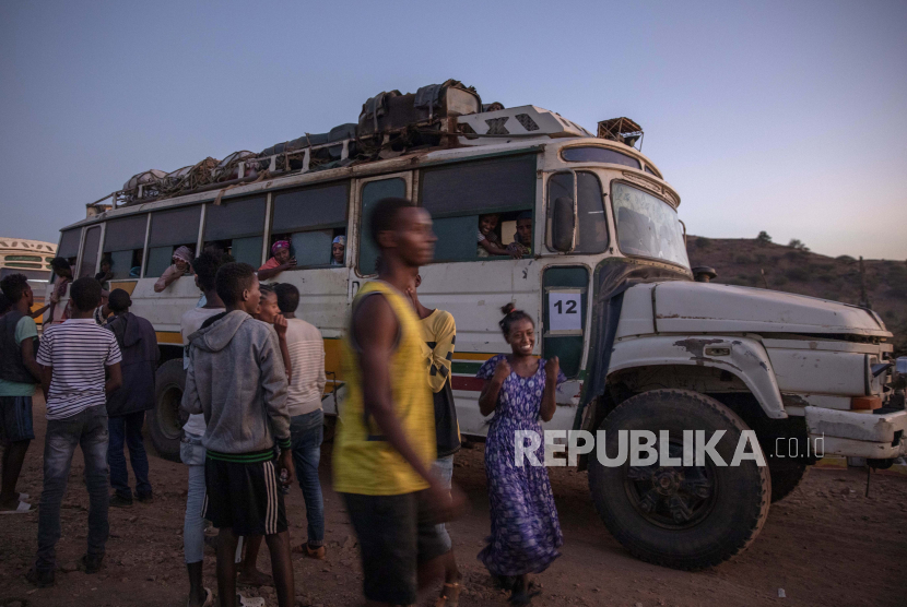 Orang-orang Tigray yang melarikan diri dari konflik di wilayah Tigray Ethiopia, tiba dengan bus di kamp pengungsi Umm Rakouba di Qadarif, Sudan timur, Kamis, 26 November 2020.