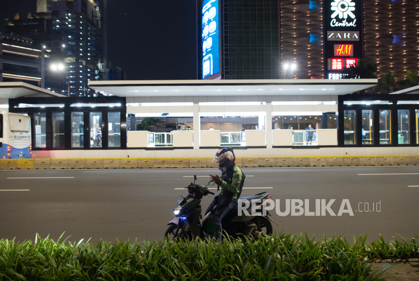 Pengendaran ojek online menunggu penumpangnya di kawasan perkantoran Jalan Sudirman, Jakarta, Rabu (25/3). Kondisi kawasan perkantoran yang sepi dibandingkan hari biasanya karena sejumlah perusahaan telah menerapkan bekerja dari rumah sebagai bentuk antisipasi penyebaran Covid-19. Pemerintah mengharapkan angkatan kerja produktif bisa tetap bekerja untuk menghidupkan perekonomian.