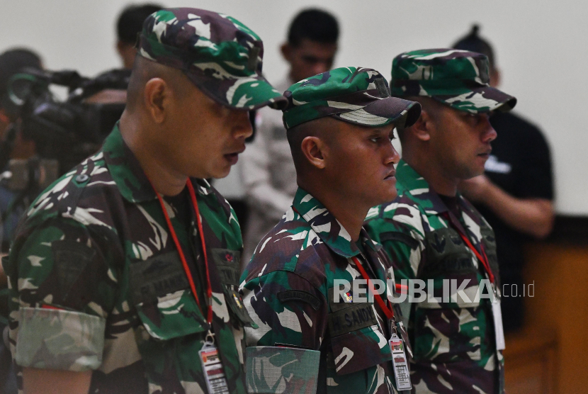 Tiga anggota TNI AD yang menjadi terdakwa kasus pembunuhan berencana yakni Praka Riswandi Manik (kiri), Praka Heri Sandy (tengah) dan Praka Jasmowir (kanan) menjalani sidang putusan di Pengadilan Militer II-08, Jakarta Timur, Senin (11/12/2023). Tiga anggota Prajurit TNI terdakwa kasus pembunuhan berencana terhadap Imam Masykur tersebut dihukum penjara seumur hidup oleh Oditur Militer Jakarta dan dipecat dari dinas militer. 