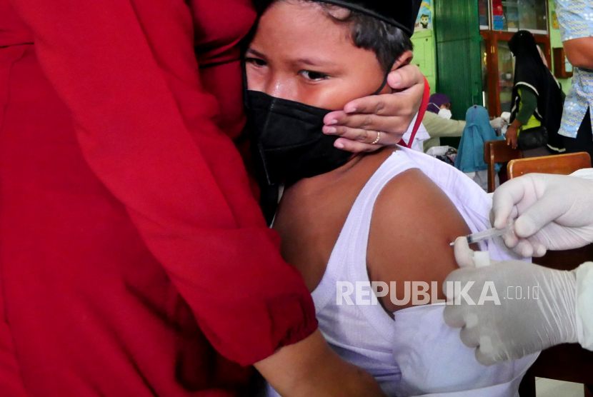 Siswa kelas 2 mengikuti vaksinasi Covid-19 untuk anak-anak di Madrasah Ibtidaiyah Negeri (MIN) 1 Bantul, Yogyakarta, Jumat (17/12). IDAI mengubah rekomendasi terkait vaksinasi untuk anak usia 6-11 tahun.