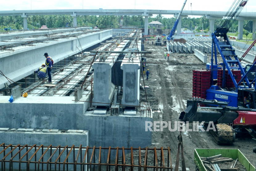 Proyek pembangunan jalur kereta menuju Bandara Internasional Yogyakarta (YIA) di Temon, Kulonprogo, Yogyakarta, Rabu (23/12). Jalur kereta api dengan panjang 5,4 kilometer dari Stasiun Kedundang- YIA dengan biaya mencapai Rp 1,1 triliun. Jalur kereta api ini ditargetkan selesai pada akhir 2021.