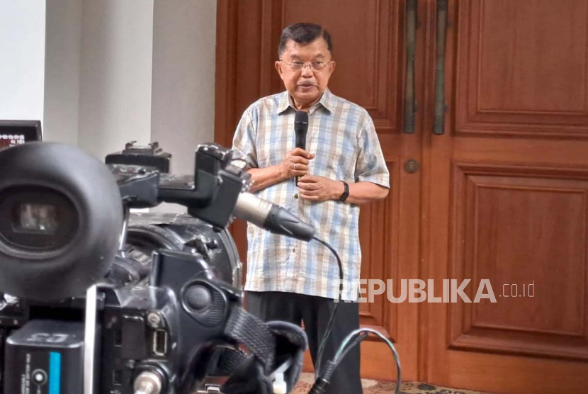 Wapres RI ke-10 dan ke-12 Jusuf Kalla (JK) memberikan keterangan pers mengenai dinamika Pilpres 2024 di kediamannya di Jalan Brawijaya Raya, Jakarta Selatan, Rabu (10/1/2024). 