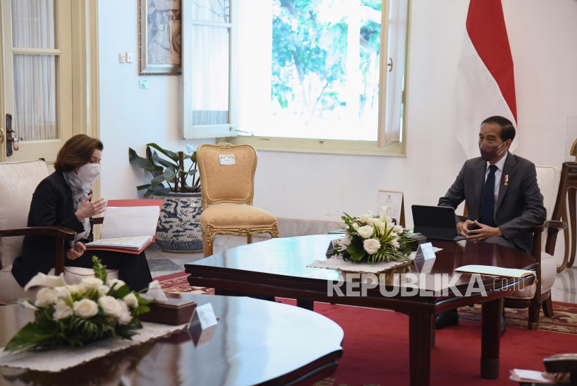 Presiden Joko Widodo berbincang dengan Menteri Angkatan Bersenjata Republik Prancis Florence Parly saat menerima kunjungan di Istana Merdeka, Jakarta Pusat, Kamis (10/2/2022).
