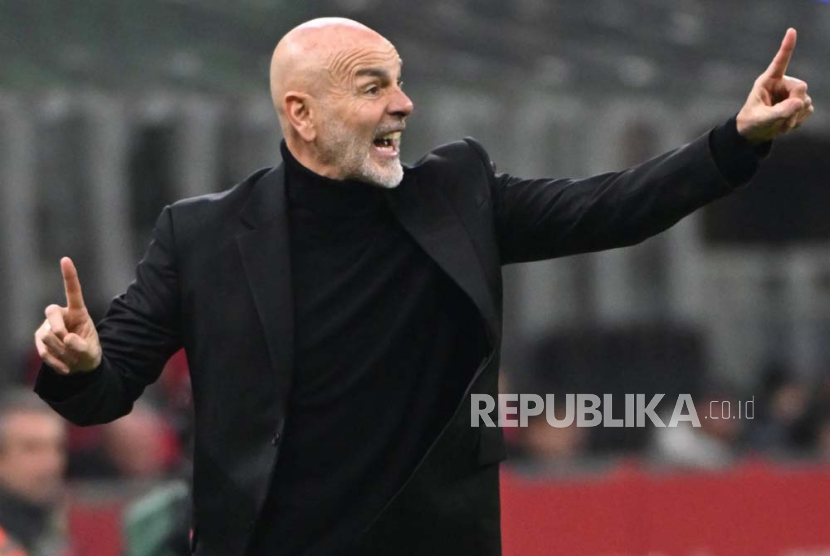 AC Milan’s head coach Stefano Pioli gives instructions during the Coppa Italia soccer match between AC Miland and Cagliari Calcio, in Milan, Italy, 02 January 2024.  