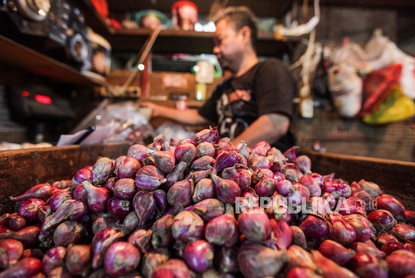 Pedagang menimbang bawang merah di Pasar Senen, Jakarta, Jumat (19/4/2024). 