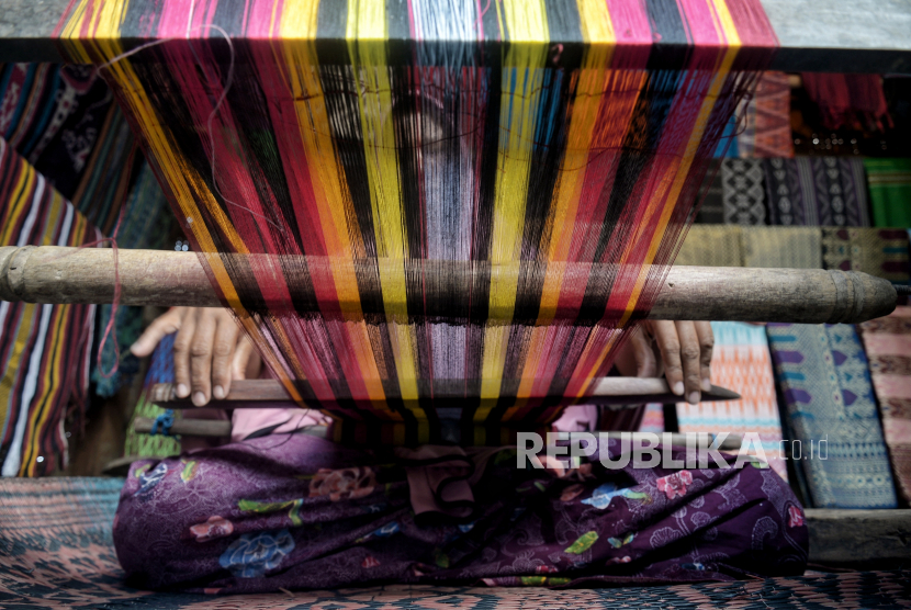 Warga menenun kain di kampung Sade, Desa Rembitan, Lombok Tengah, NTB, Senin (21/3/2022). 
